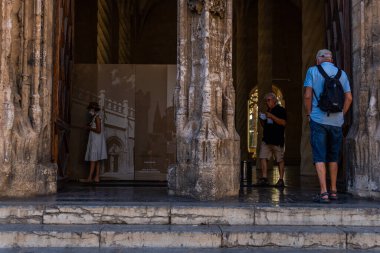 Palma de Mallorca, İspanya; 10 Eylül 2021: Palma de Mallorca kentindeki La Lonja mimari anıtının iç mimarisi, sağlık önlemleri nedeniyle içeride yüz maskesi takan turistler