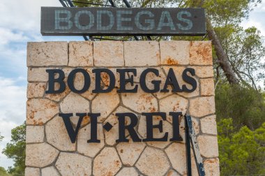 Llucamjor, İspanya; 11 Eylül 2021: Mallorca adasının içindeki Vi Rei şaraphanesinin ana girişi. İspanyolca yazılmış tabelanın yakın plan görüntüsü