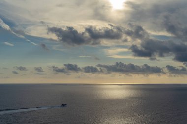 Akdeniz 'in deniz manzarası. Gün batımında bulutlar ve sularında yüzen bir gemi. İspanya 'nın Mallorca adasından gün batımının muhteşem manzarası