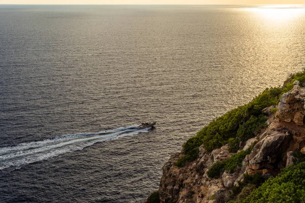 Medelhavets Kustlandskap Vid Solnedgången Med Moln Och Ett Fartyg Som — Stockfoto