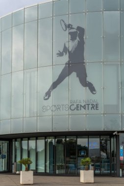 Manacor, İspanya; 25 Eylül 2021: Uluslararası okul, müze ve spor salonlarının bulunduğu Rafa Nadal Spor Merkezi 'nin ana cephesi, tenis oyuncusu Rafa Nadal tarafından Manacor, Mallorca' da kuruldu