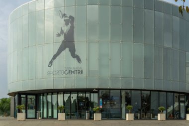 Manacor, İspanya; 25 Eylül 2021: Uluslararası okul, müze ve spor salonlarının bulunduğu Rafa Nadal Spor Merkezi 'nin ana cephesi, tenis oyuncusu Rafa Nadal tarafından Manacor, Mallorca' da kuruldu