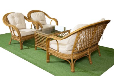 rattan mobilya beyaz ba izole suni çim üzerinde bir dizi