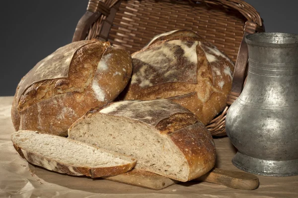 Geleneksel ekolojik ev yapımı ekmek ile büyük sepet — Stok fotoğraf