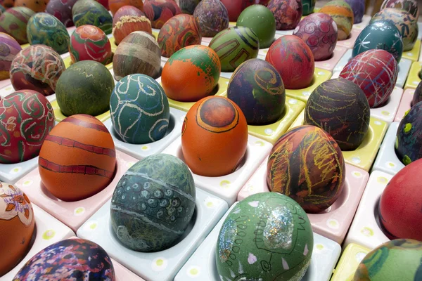 Ovos coloridos pintados à mão e decorados para a Páscoa — Fotografia de Stock