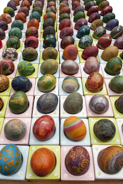 Ovos coloridos pintados à mão e decorados para a Páscoa — Fotografia de Stock