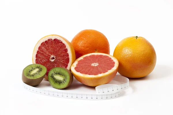 Gruppe tropischer Früchte und Maßband in Zentimetern — Stockfoto