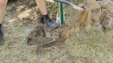 Garaj kapısı için çukur kazıyorum.