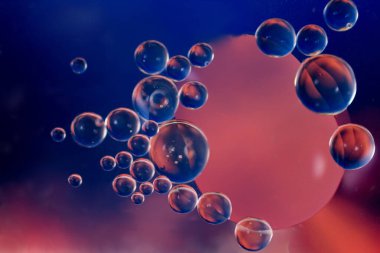 Renkli arkaplanda suda soyut yağ kabarcıkları.