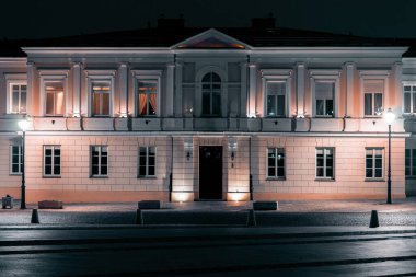 Şehir merkezinde tarihi piskoposların saray cephesi gece aydınlandı..