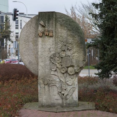 Bal arısına bir anıt Çiçek taşından yapılmış.