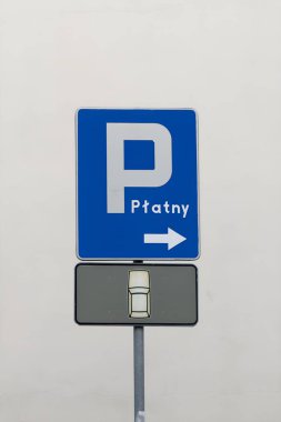 Araba sembollü ücretli park yeri tabelası..