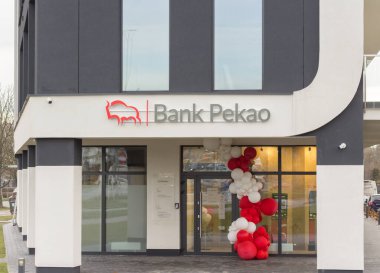 Modern banka girişi kırmızı ve beyaz balonlarla süslenmiş..