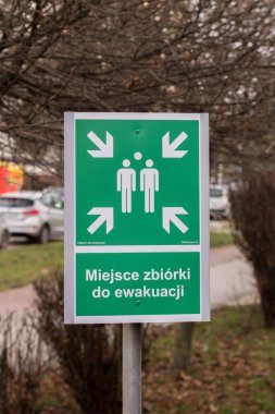 Yeşil panodaki acil durum işaret levhası..