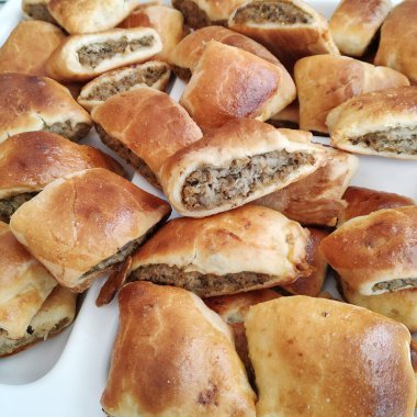 Ev yapımı lezzetli hamur işleri kıyma dolgulu, altın kaplama tepside kırsal konforlu yiyecekler..