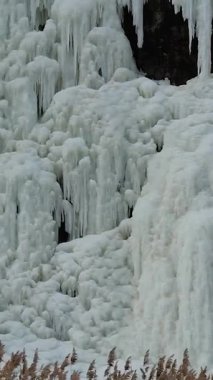 Donmuş şelale Kadzielnia taş ocağı, Kielce, Polonya 'da kalın buz oluşumları ve buz saçakları ile kış manzarası