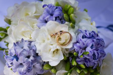 Mavi ve beyaz düğün buket alyans ile