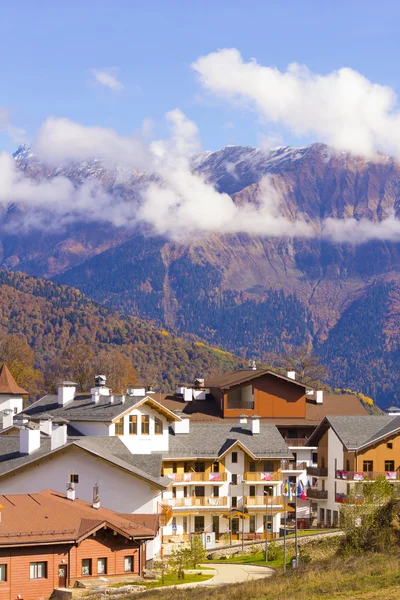 In città. Montagne. Blu. Autunno. Russia — Foto Stock