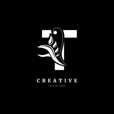 Yaprak logosu konsept elementli T harfi. Şirket ve iş için uygun organik yaprak içeren T harfi.