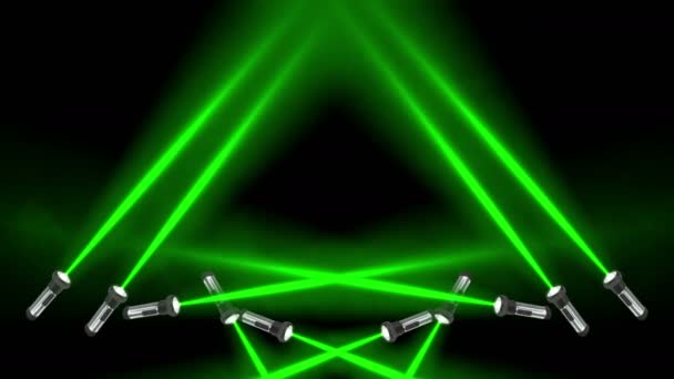 Lanternas girar de forma assíncrona e brilhar com feixes verdes de luz. Cruzes de traçador Haze. — Vídeo de Stock