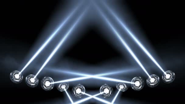 I piatti UFO ruotano asincroni e brillano con forti fasci di luce. Traversa tracciante foschia. — Video Stock