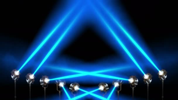 Прожекторы вращаются асинхронно и сияют голубыми лучами света. Пересечения траекторий дымовых шашек. — стоковое видео