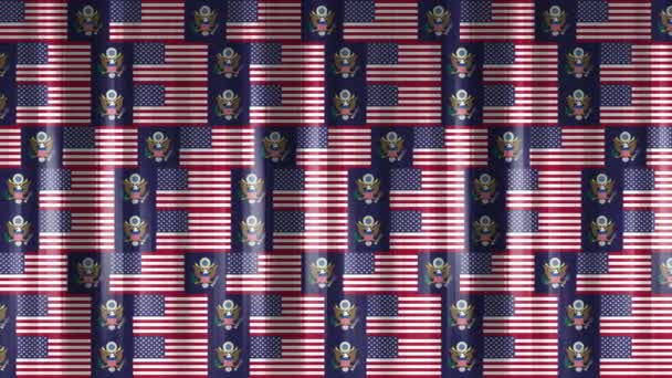 Hareket eden bayraklar ve ABD arması şeklinde bir kiremit tuval. Ulusal basın duvarı. Ülkenin sembollerinin logo duvarı.. — Stok video