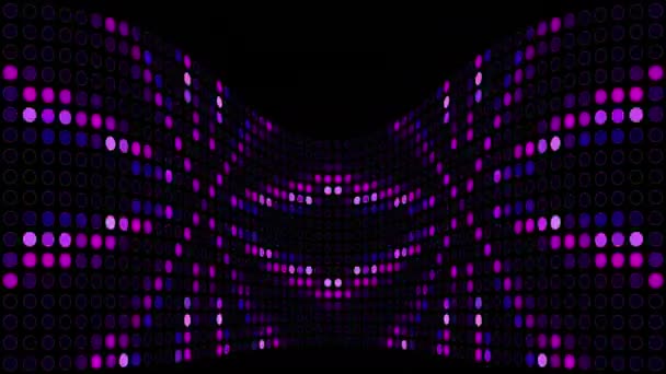Диско в изогнутой стене. Изогнутая гибкая стена из динамической анимации фиолетовых кругов. Перспектива сцены. — стоковое видео