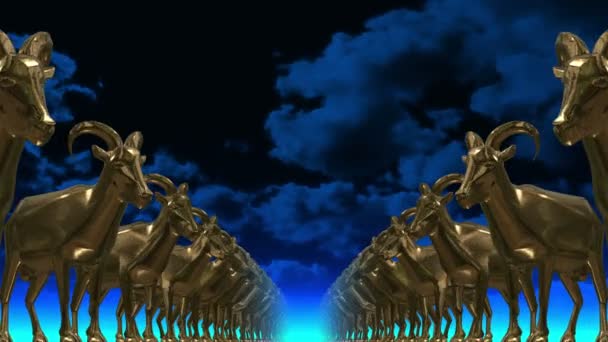 黄金のヤギ。3Dだ。青い空を眺めながらの列の彫刻. — ストック動画