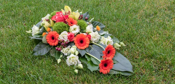 Azizler Günü Için Uzatılmış Çiçek Aranjmanı Çimlerin Üzerinde Mezar Taşı — Stok fotoğraf