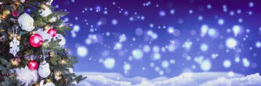 Karlı Noel Ağacı ve gece karanlığında sönmüş ışıklar.