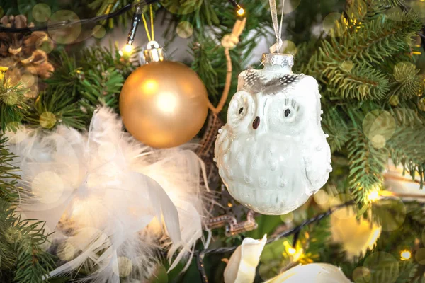 Рождественские Елки Белая Стеклянная Сова Золотая Рождественская Безделушка Белые Перья — стоковое фото