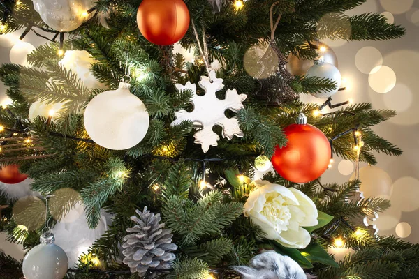 Árbol Navidad Iluminado Con Decoraciones Navideñas Blancas Naranjas Destellos Luz — Foto de Stock