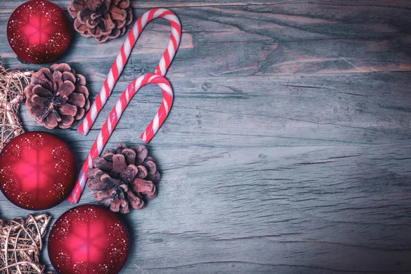 Χριστουγεννιάτικο Φόντο Κόκκινες Και Άσπρες Ριγέ Καραμέλες Φυσικά Κουκουνάρια Κόκκινες — Φωτογραφία Αρχείου