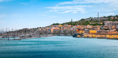 Akdeniz 'deki Sete, liman ve sahil beldesinin panoramik liman manzarası, Güney Fransa' daki Languedoc Venedik.