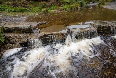 Malmedy, Ardennes, Belçika 'da kayalar şelaleye akıyor..