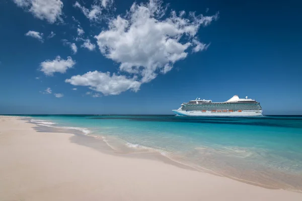 Summer Cruise Vacation Tourism Concept Side View Cruise Ship Beach — Stockfoto