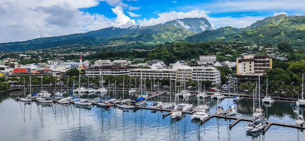 Papeete, Tahiti marinasına demirlemiş lüks tekneler..