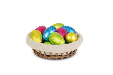 Beyaz arka planda izole edilmiş renkli folyo, paskalya yumurtalarına sarılmış..