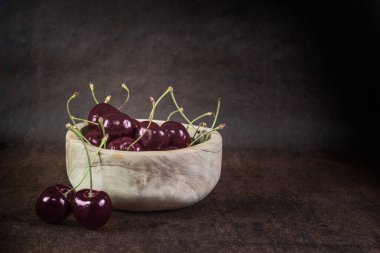 Kırsal ahşap kasede kirazlar.