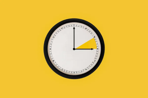 黄色の背景に夏時計の変化 — ストック写真