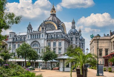 Antwerp 'teki güzel ve etkileyici istasyon binası..