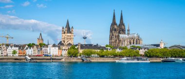 Köln, Almanya 'nın Panoramik Skyline' ı Köln Katedrali, Ren Nehri, Kiliseler, Evler ve Tekneler