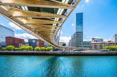 Bilbao, İspanya - 18 Temmuz 2025: İspanya 'nın Bilbao kentindeki Zubizuri Köprüsü Renkli Manzarası