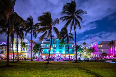 Miami Beach, Florida, ABD - 11 Kasım 2025 South Beach 'teki Gece Hayatı ve Art Deco Binaları