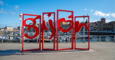 Gijon, İspanya - 20 Temmuz 2025: Gijon Kırmızı Heykeli Gijon Şehir Merkezi, Asturias Limanı