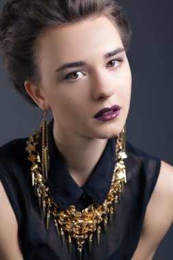 güzel bir kız ile kolye