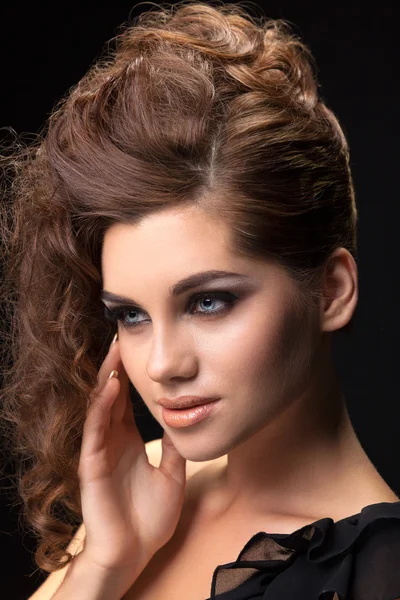 Portrait a brunette woman hairstyle curls on a black background — Stock Photo, Image