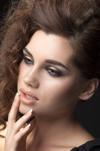 Portrait a brunette woman hairstyle curls on a black background — Stock Photo, Image