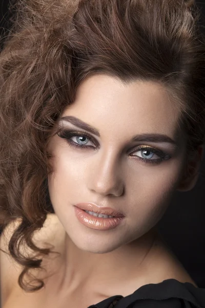 Portrait a brunette woman hairstyle curls on a black background — Stock Photo, Image